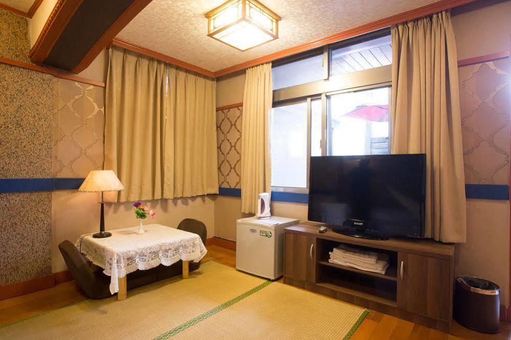 Phoenix Pavilion Hot Spring Inn 3*