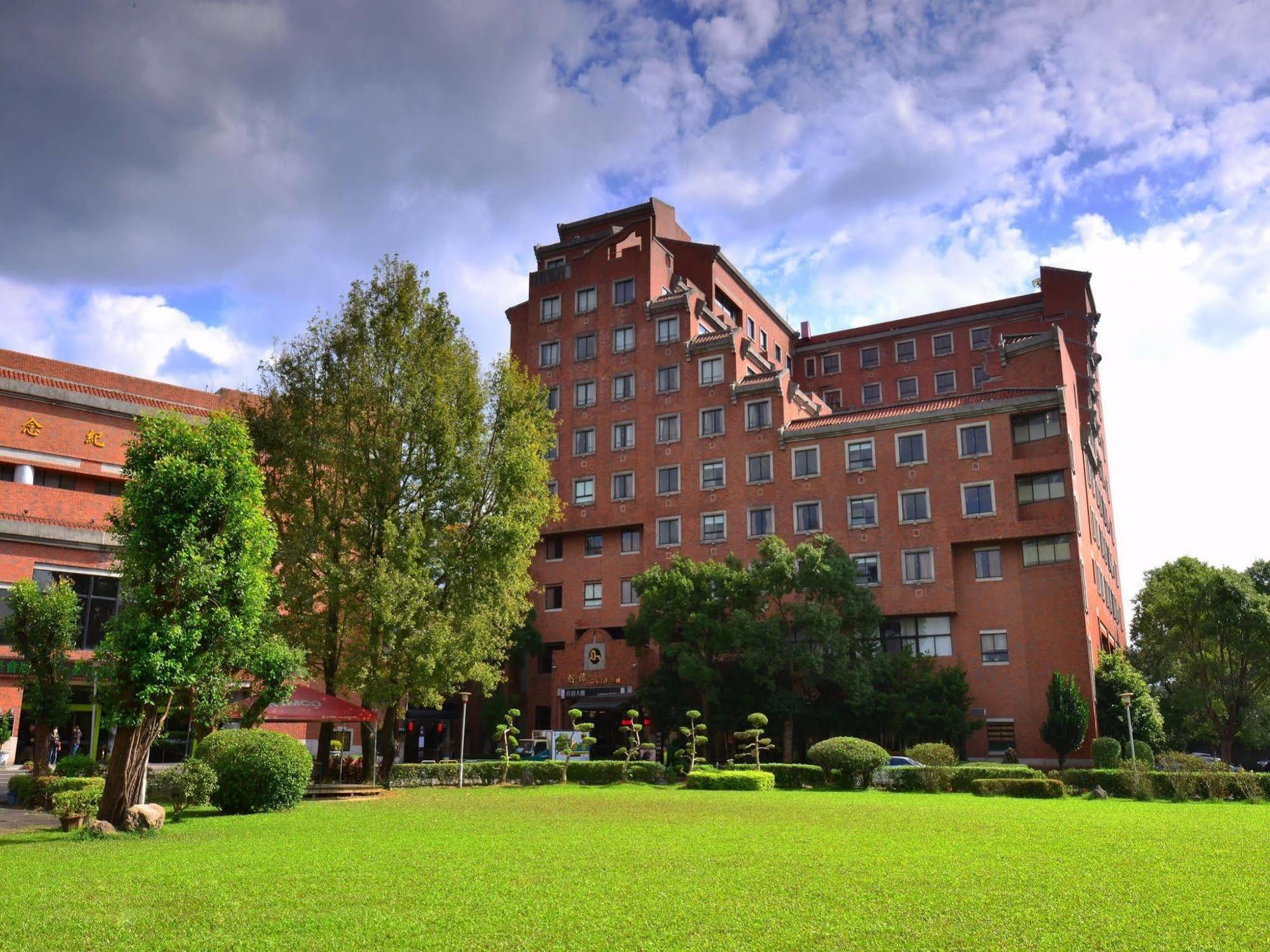 Chientan Youth Hotel 3*