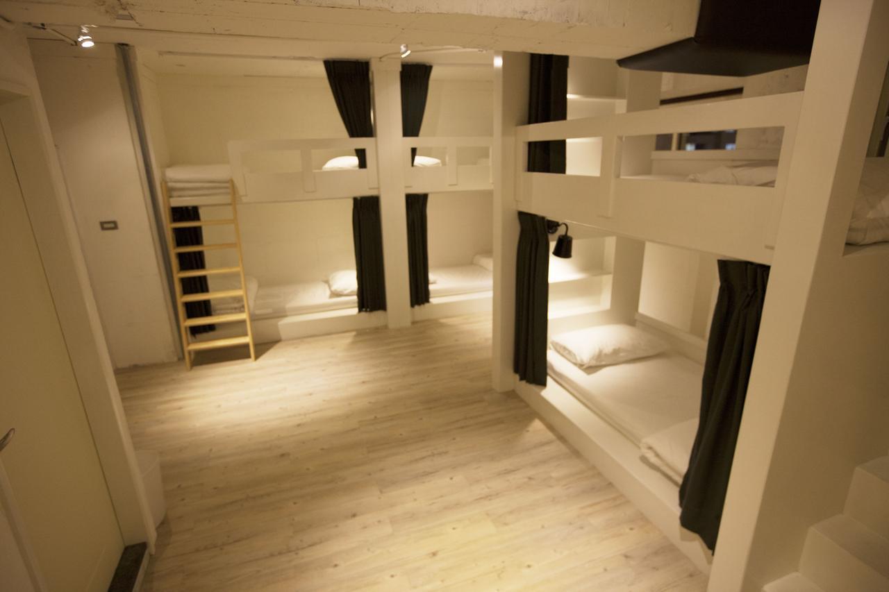 Hostel Mr. Lobster's Secret Den Design *