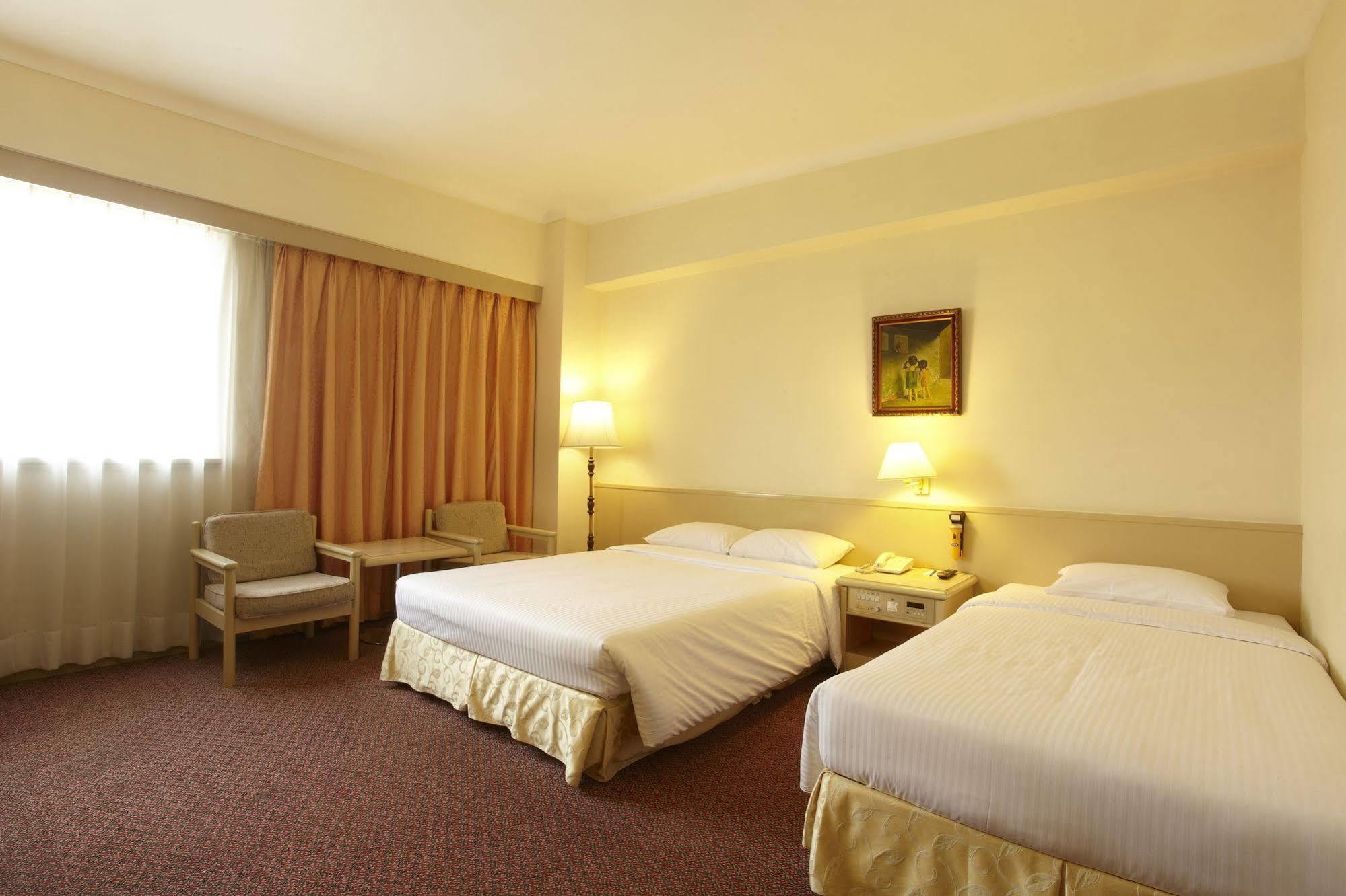 Emperor Hotel 3*