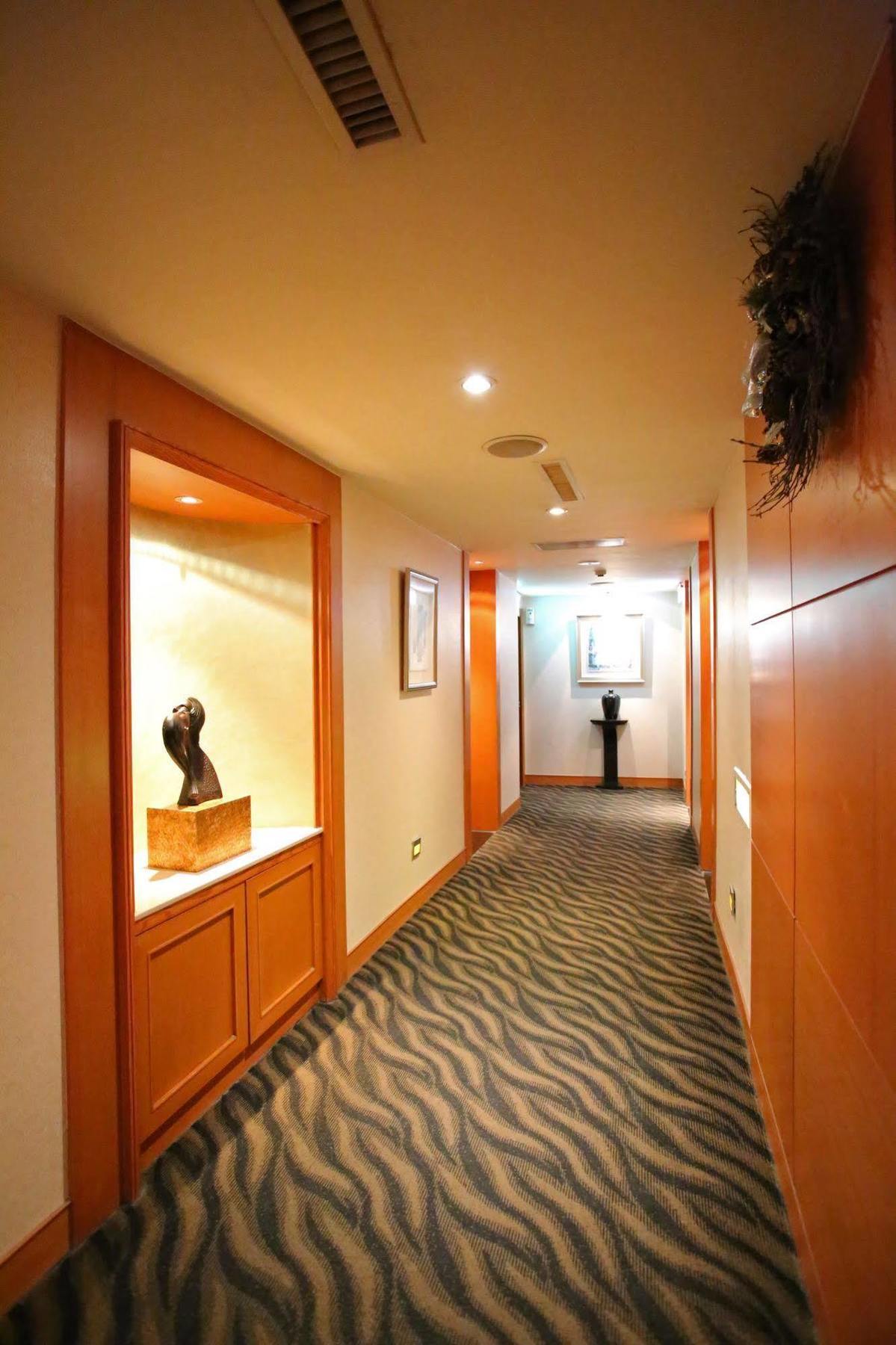 Elegance Hotel