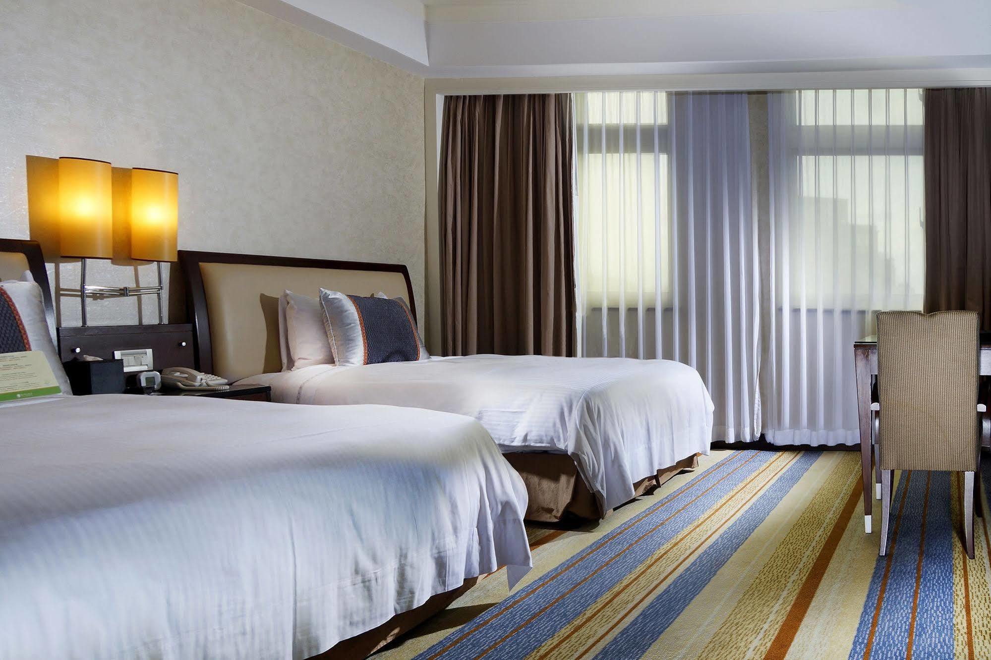 Hotel City Lake 3*