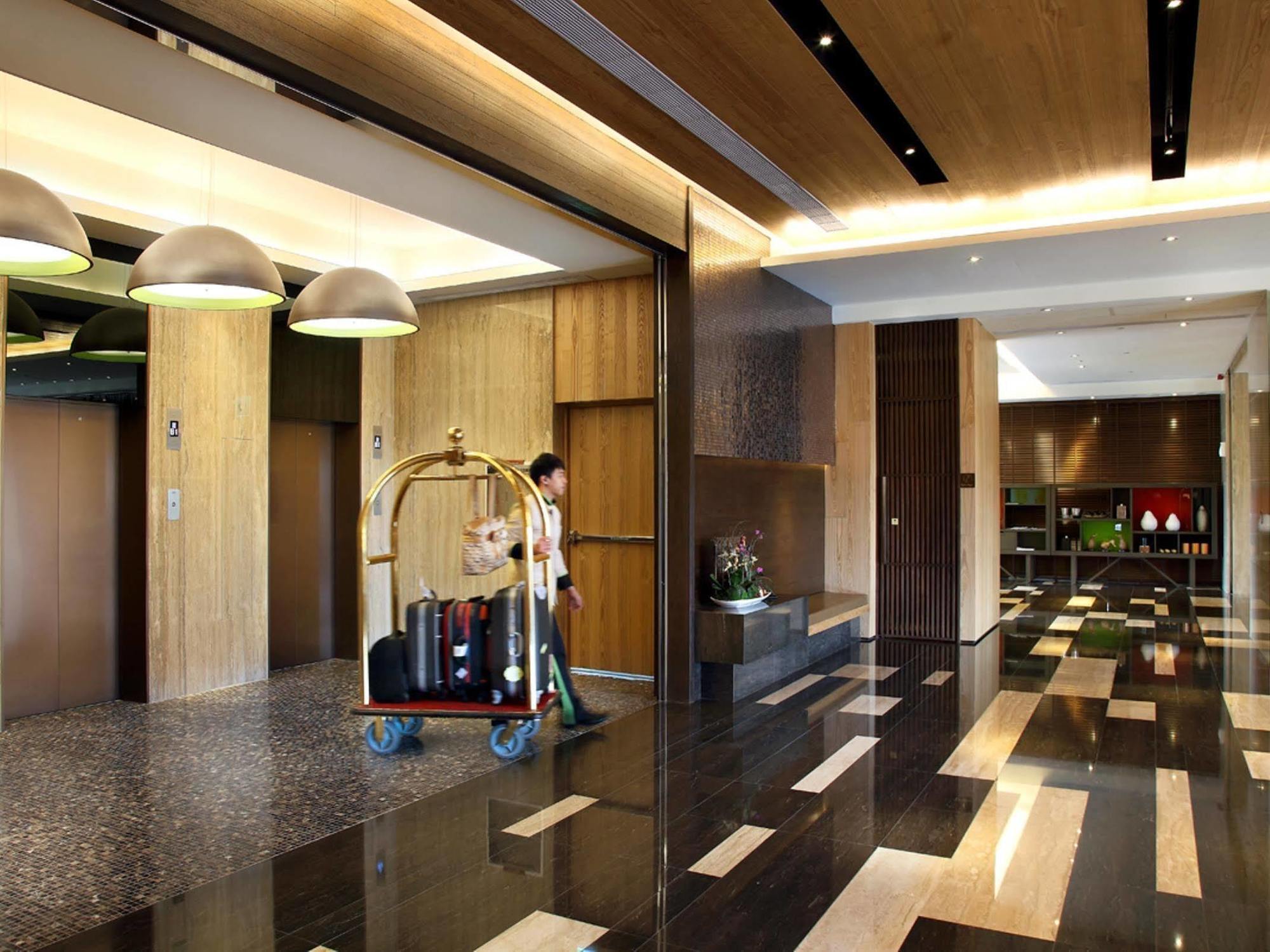 Two Tails Luzhou Hotel