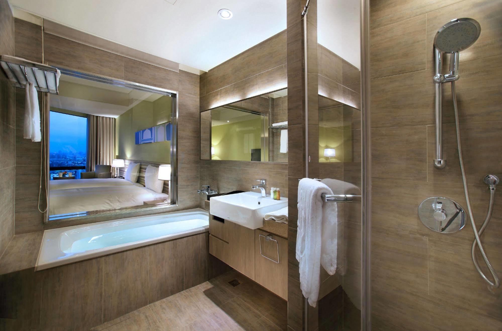Two Tails Luzhou Hotel Taipei