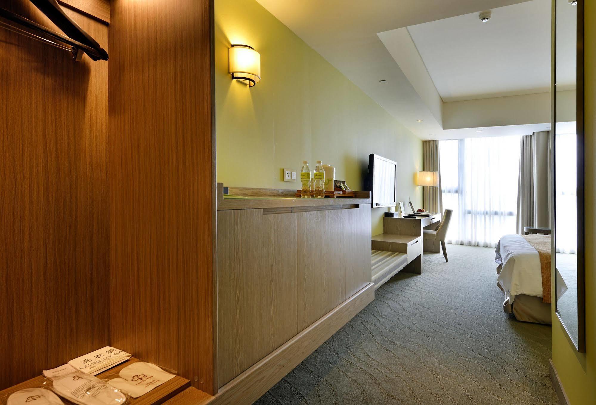 Two Tails Luzhou Hotel 4*