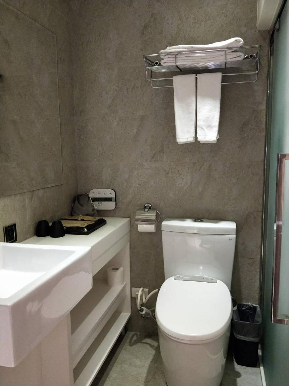 Via - Zhongxiao