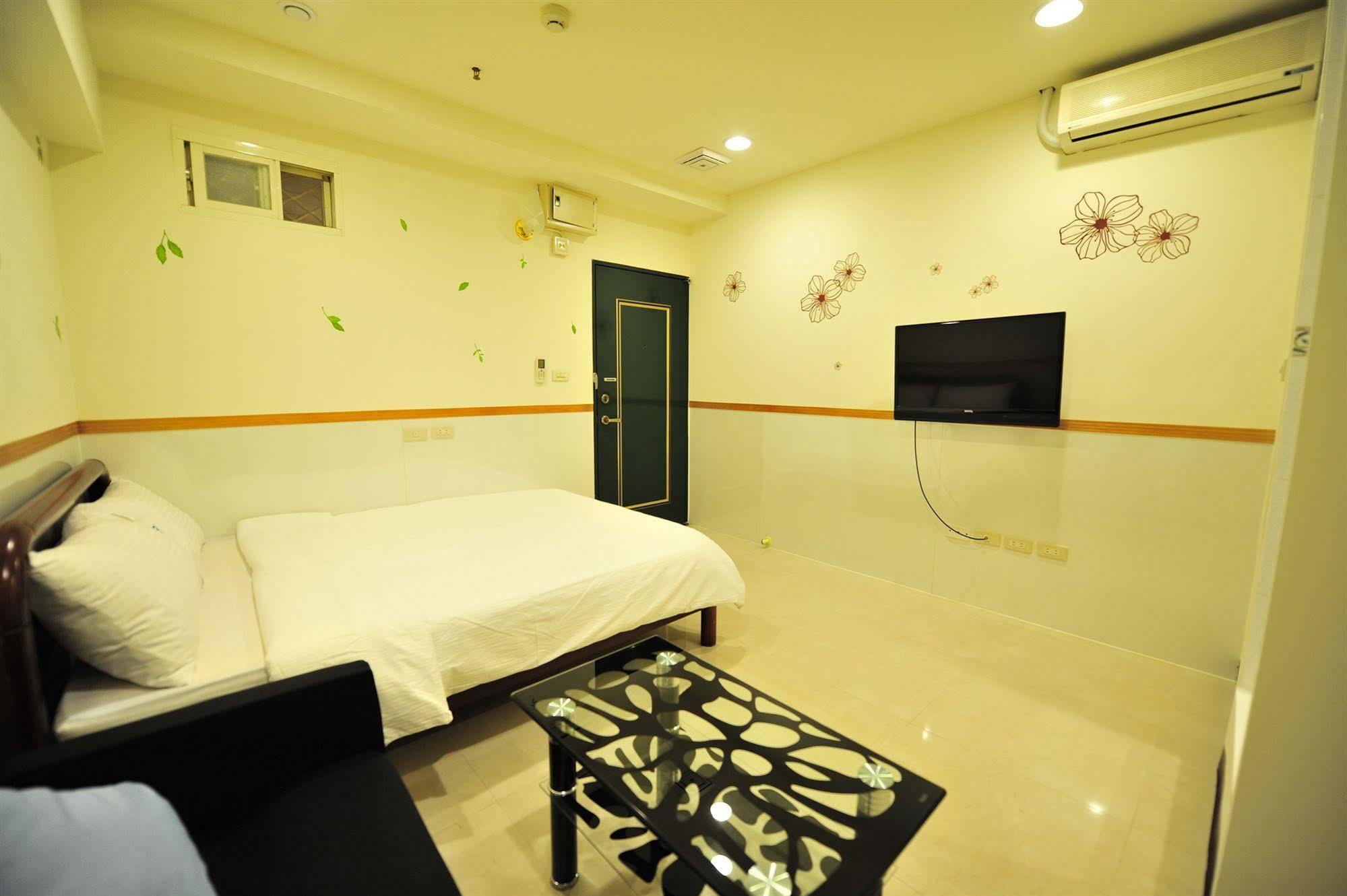 Hotel Ezbookers Dunhua 2*