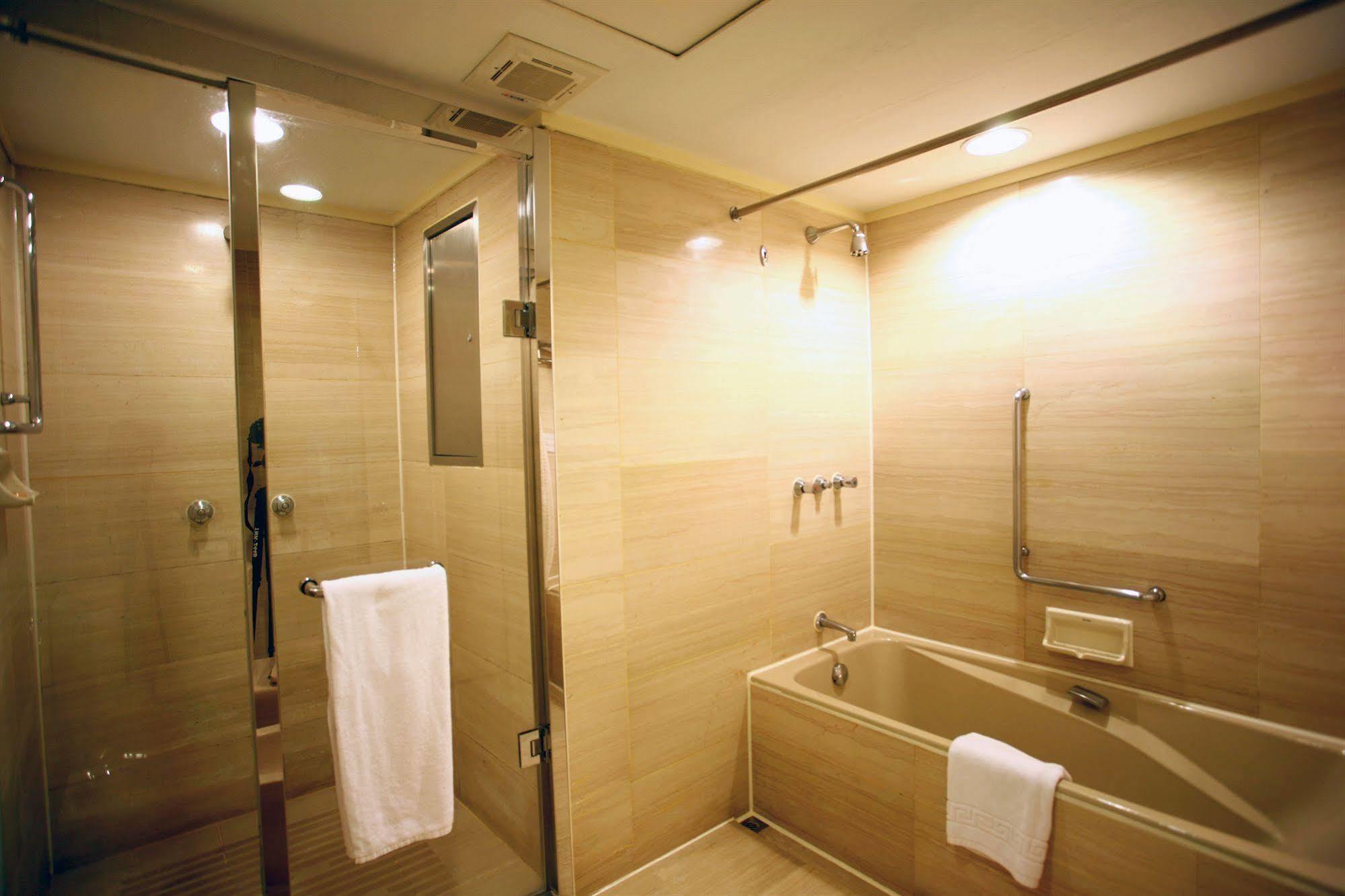 Fullerton - East 4*