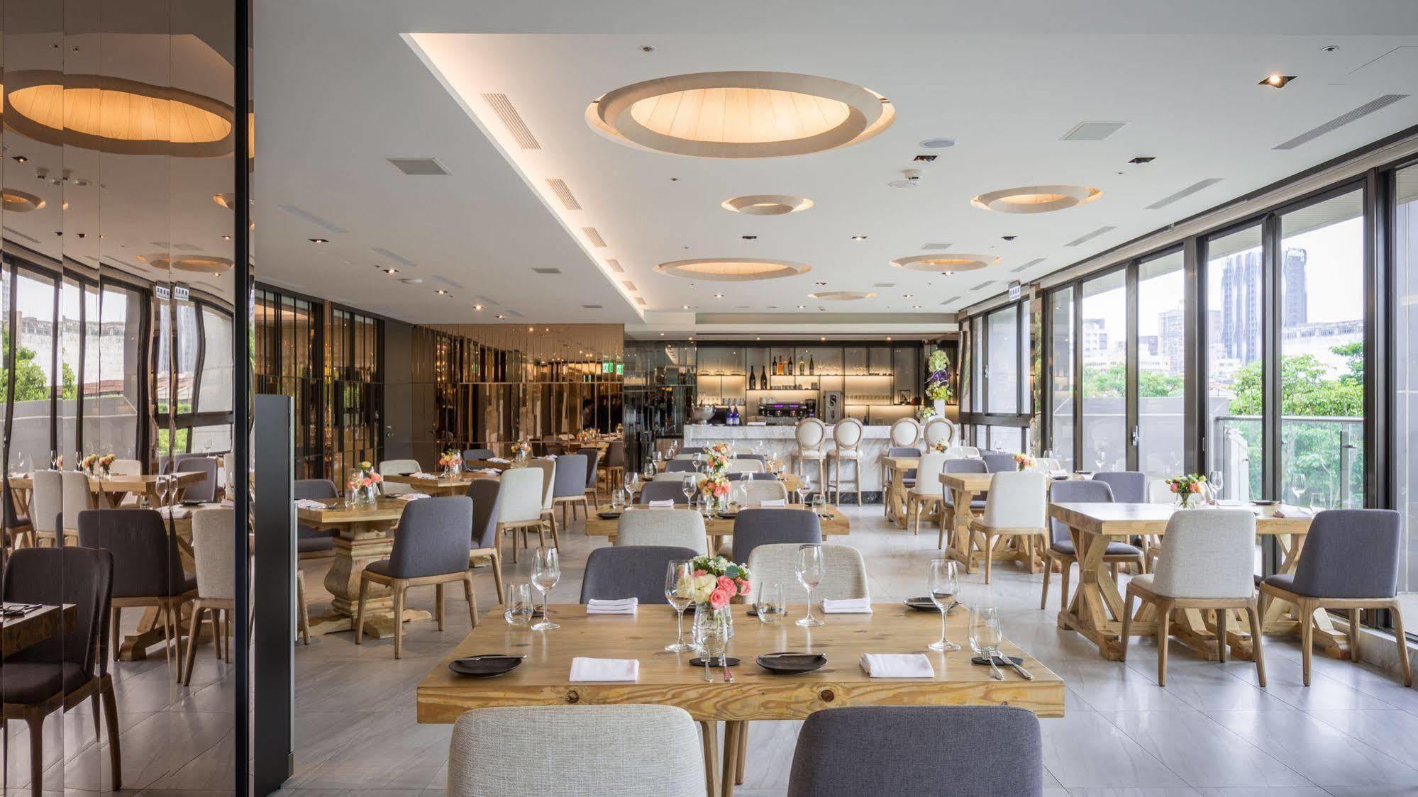 Hotel World Nangang 4*