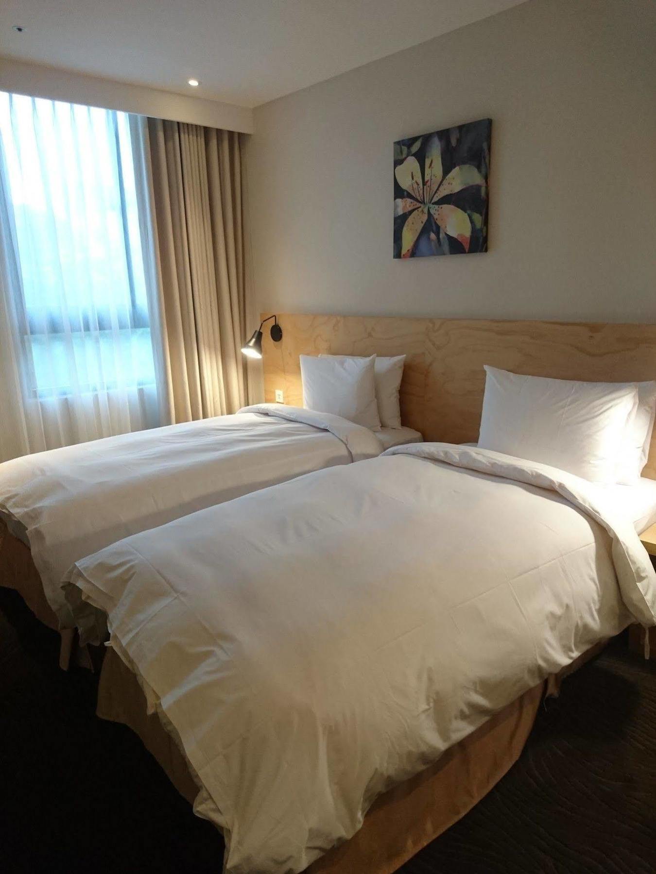 Hotel World Nangang 4*