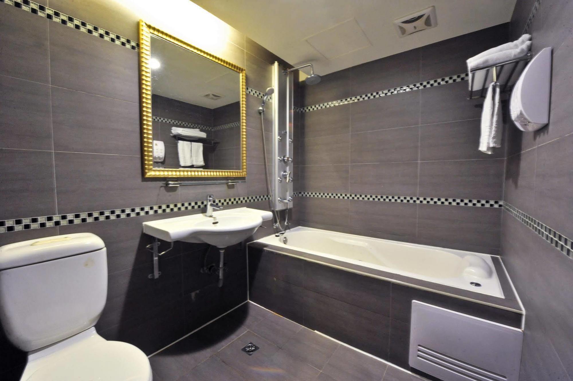 Carnival Motel 3*