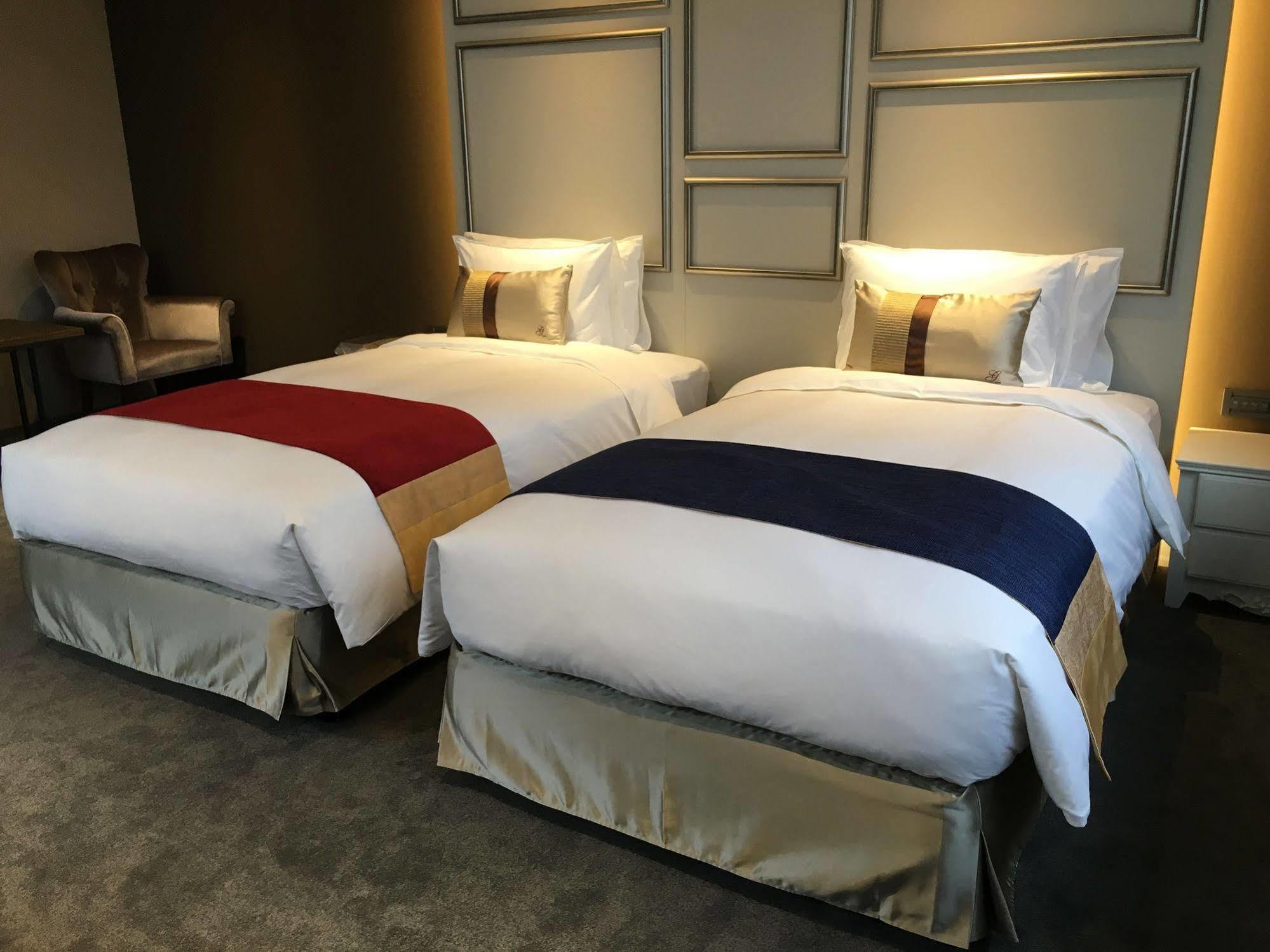 World Zhongxiao Hotel