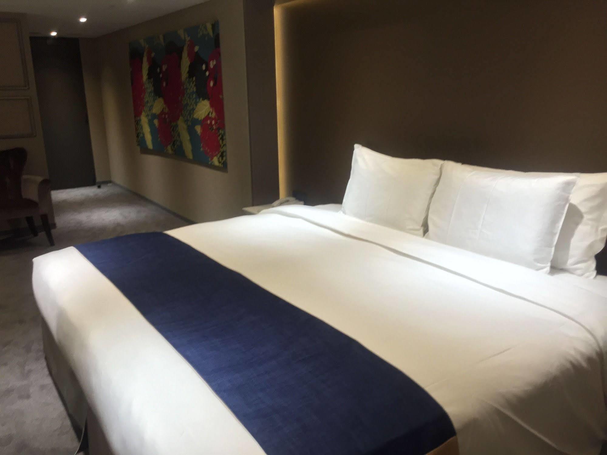Hotel World Zhongxiao 4*