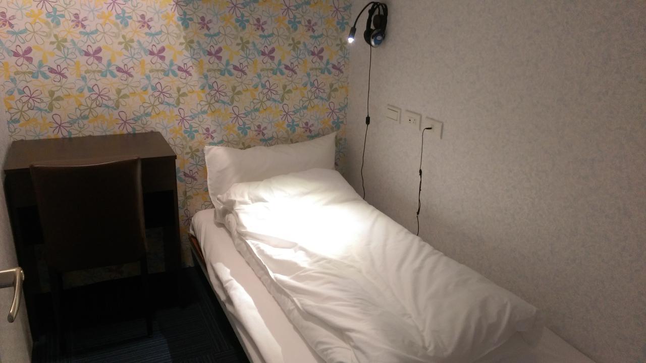 D.giraffe Your Space Capsule hotel *