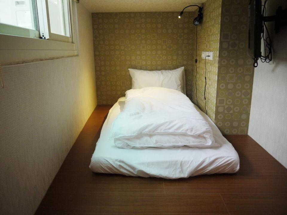 D.giraffe Your Space Capsule hotel *
