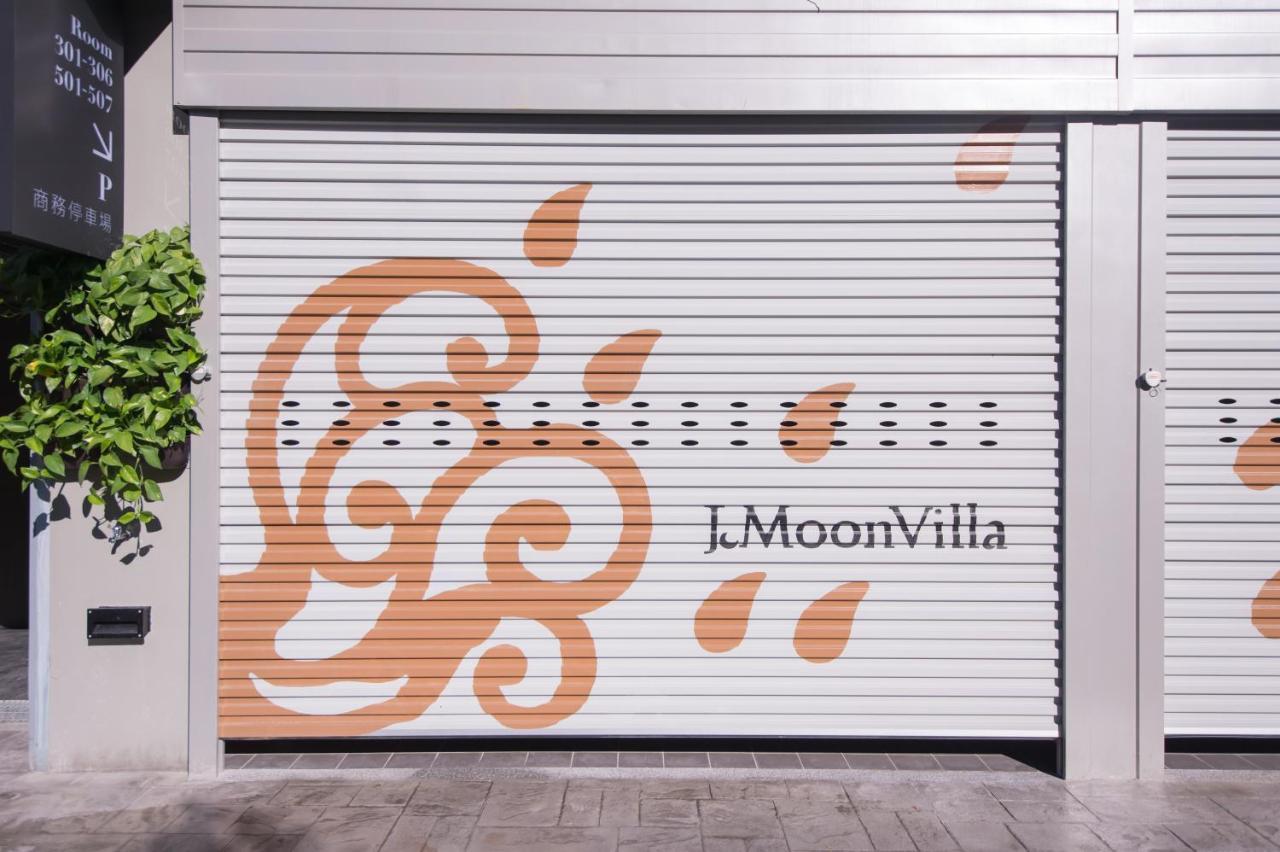 J Moon Motel