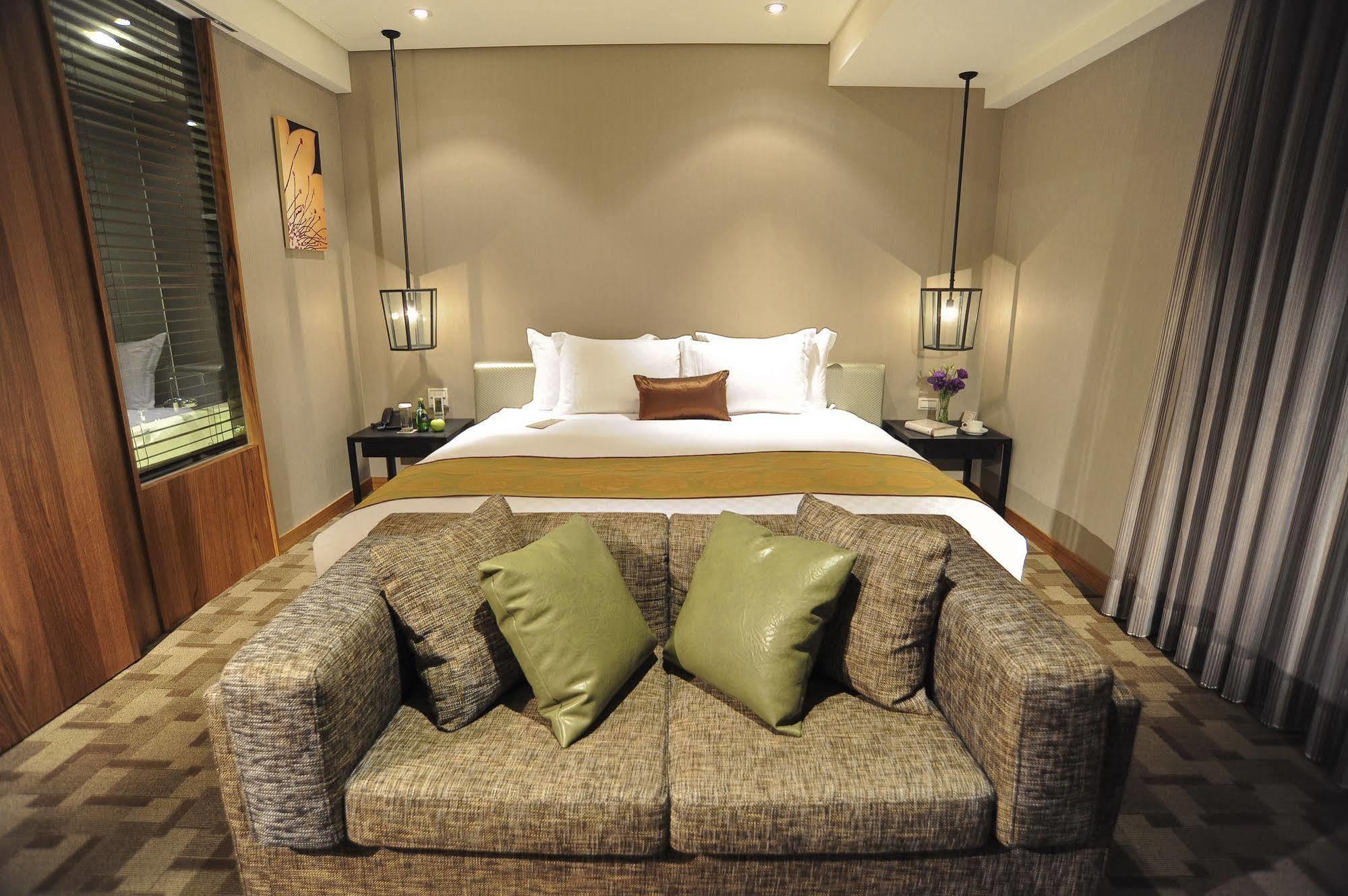 Pacific Business 4*