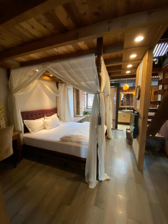 Mudanhouse *