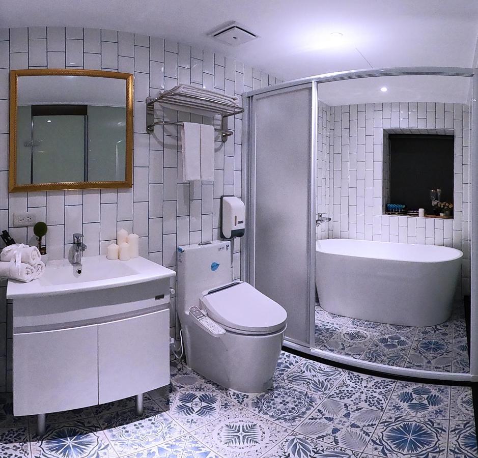 Heroes Square Hotel