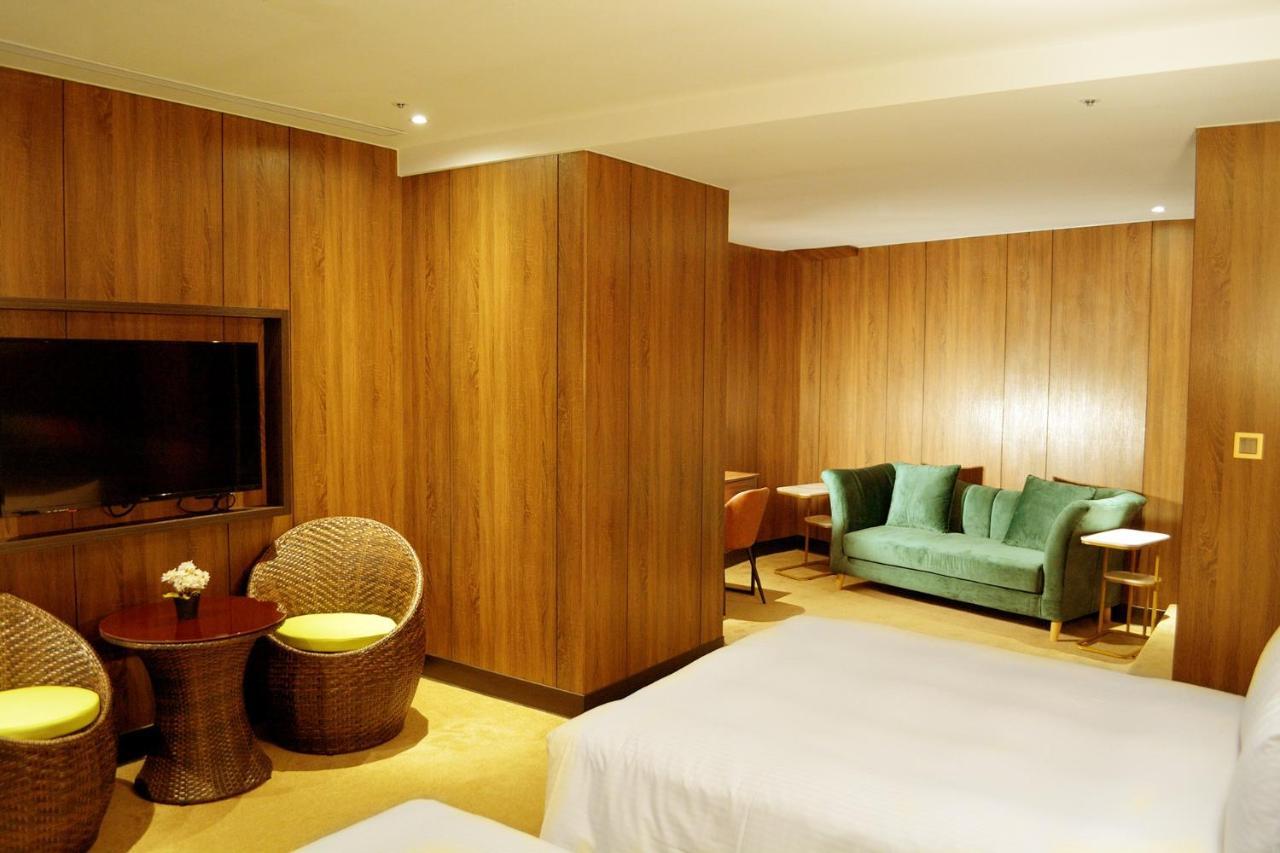 Hotel Heroes Square 3*