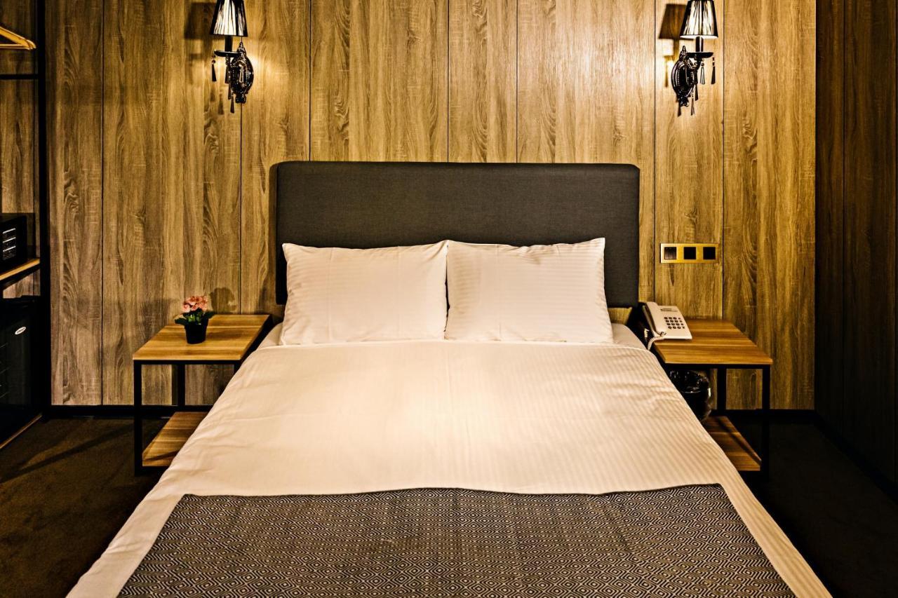 Hotel Heroes Square 3*