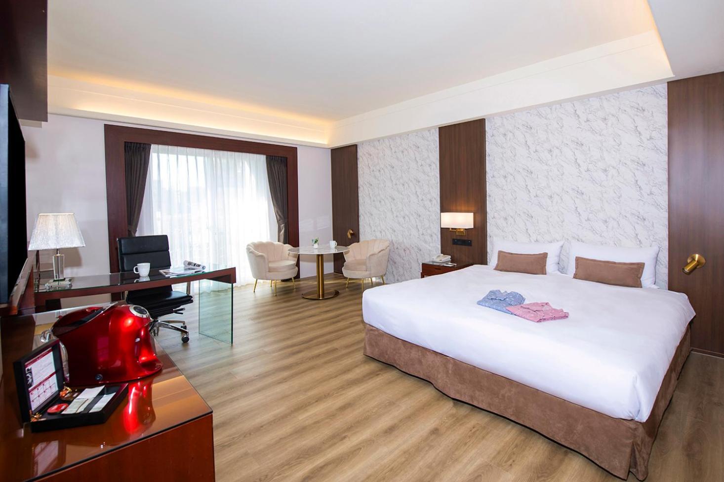 Hamp Court Palace Hotel 4*