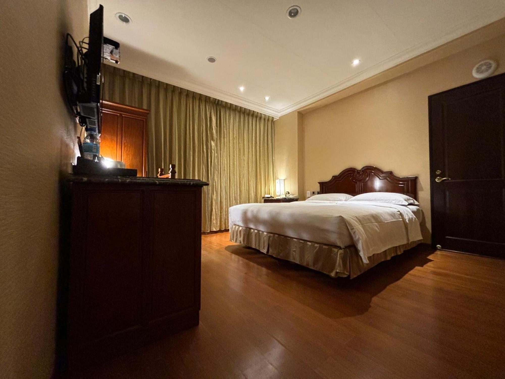 Royal Seasons ‧ Nanjing W. 4*