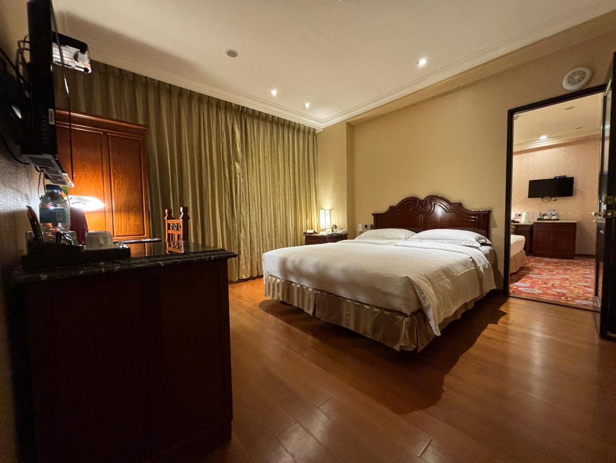 Royal Seasons ‧ Nanjing W. 4*
