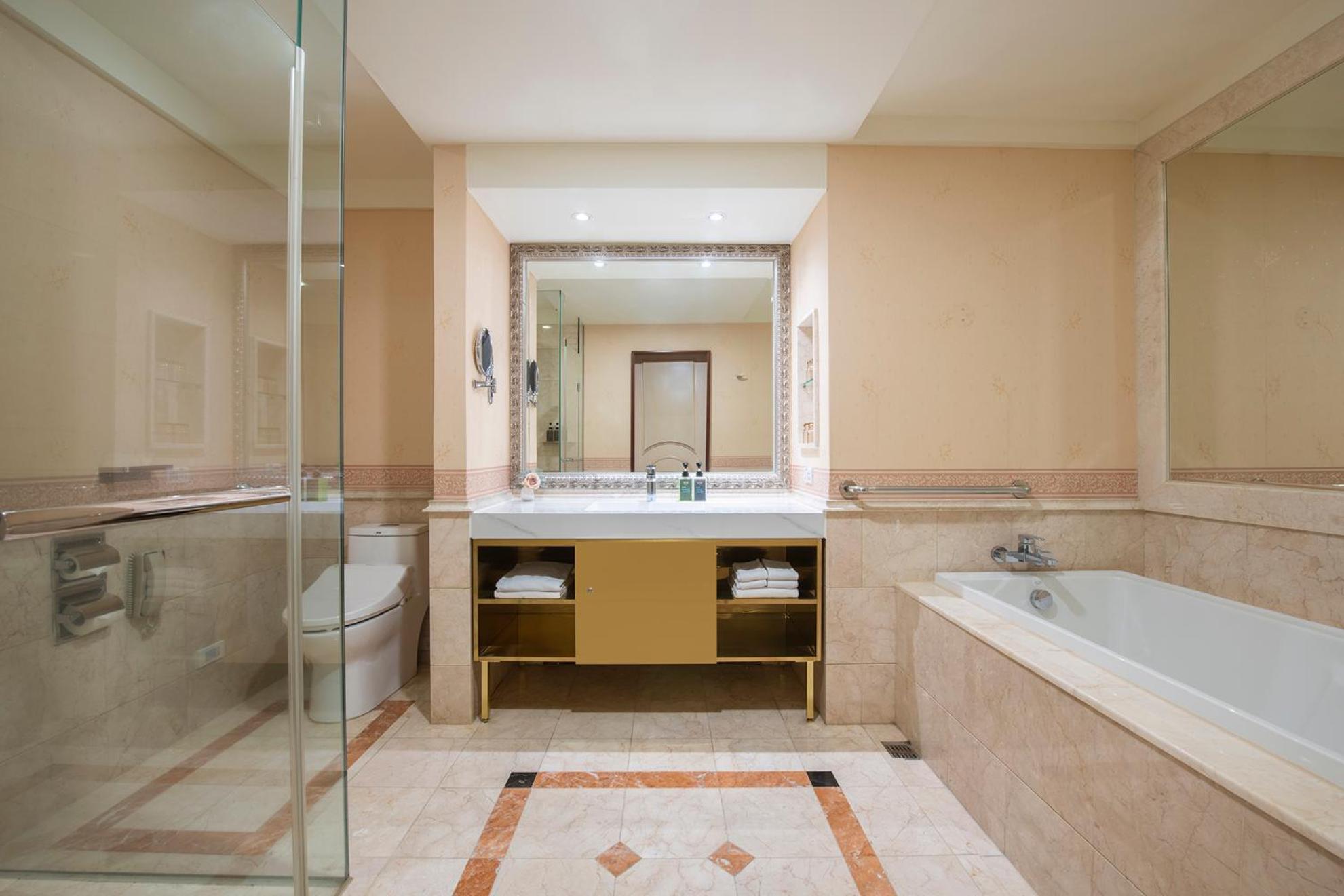 Hotel Hamp Court Palace 4*