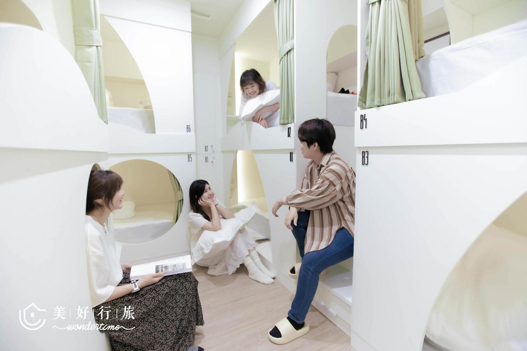 Wondertime2- Ladies' 'taipei Main Station Hostel