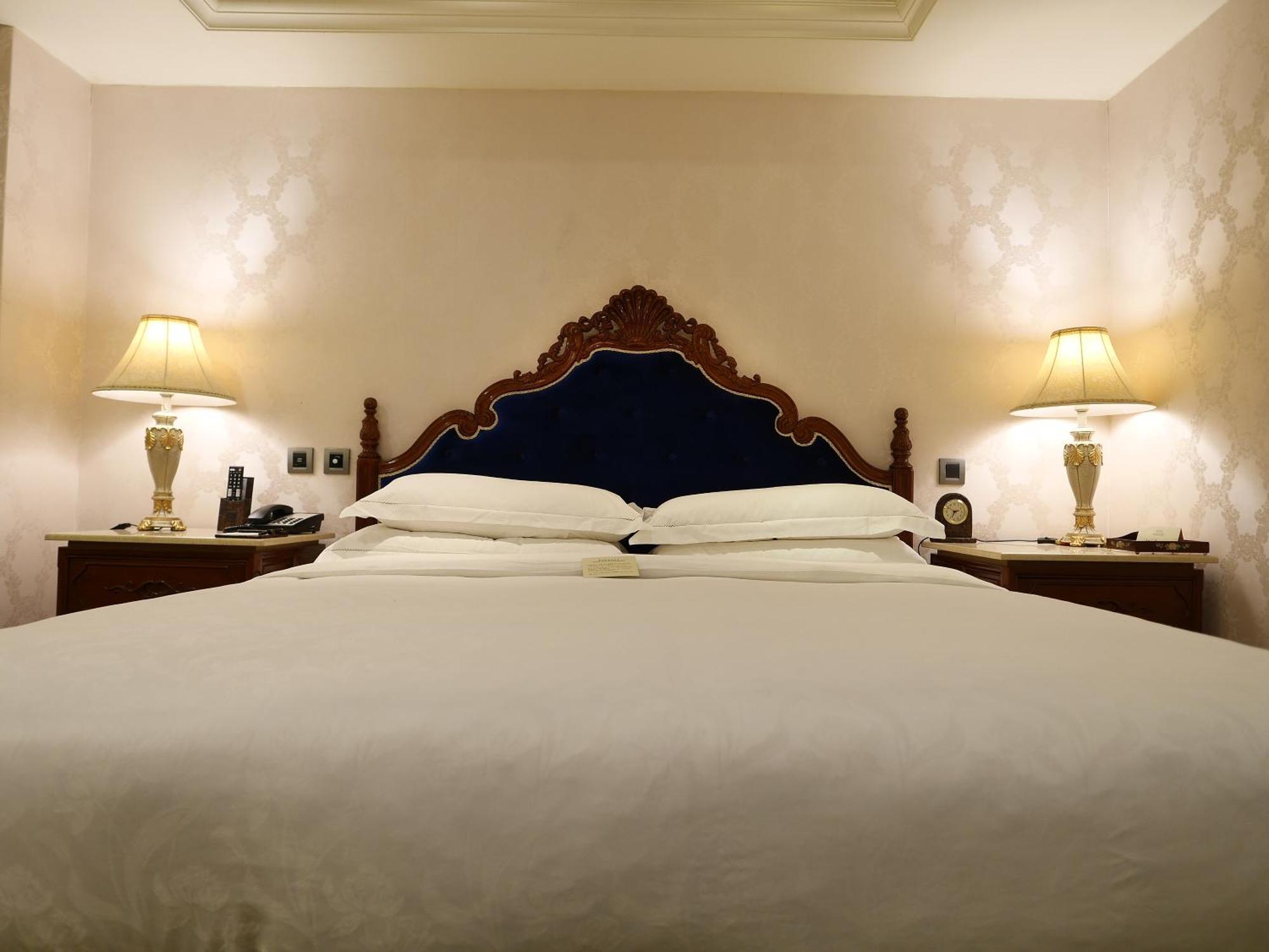 Royal Seasons ‧ Nanjing W. 4*