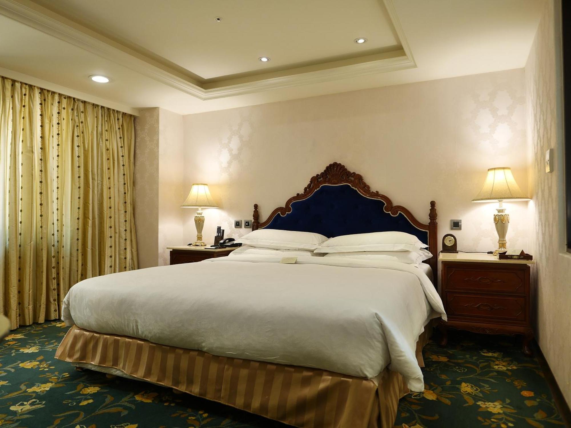 Royal Seasons ‧ Nanjing W. 4*