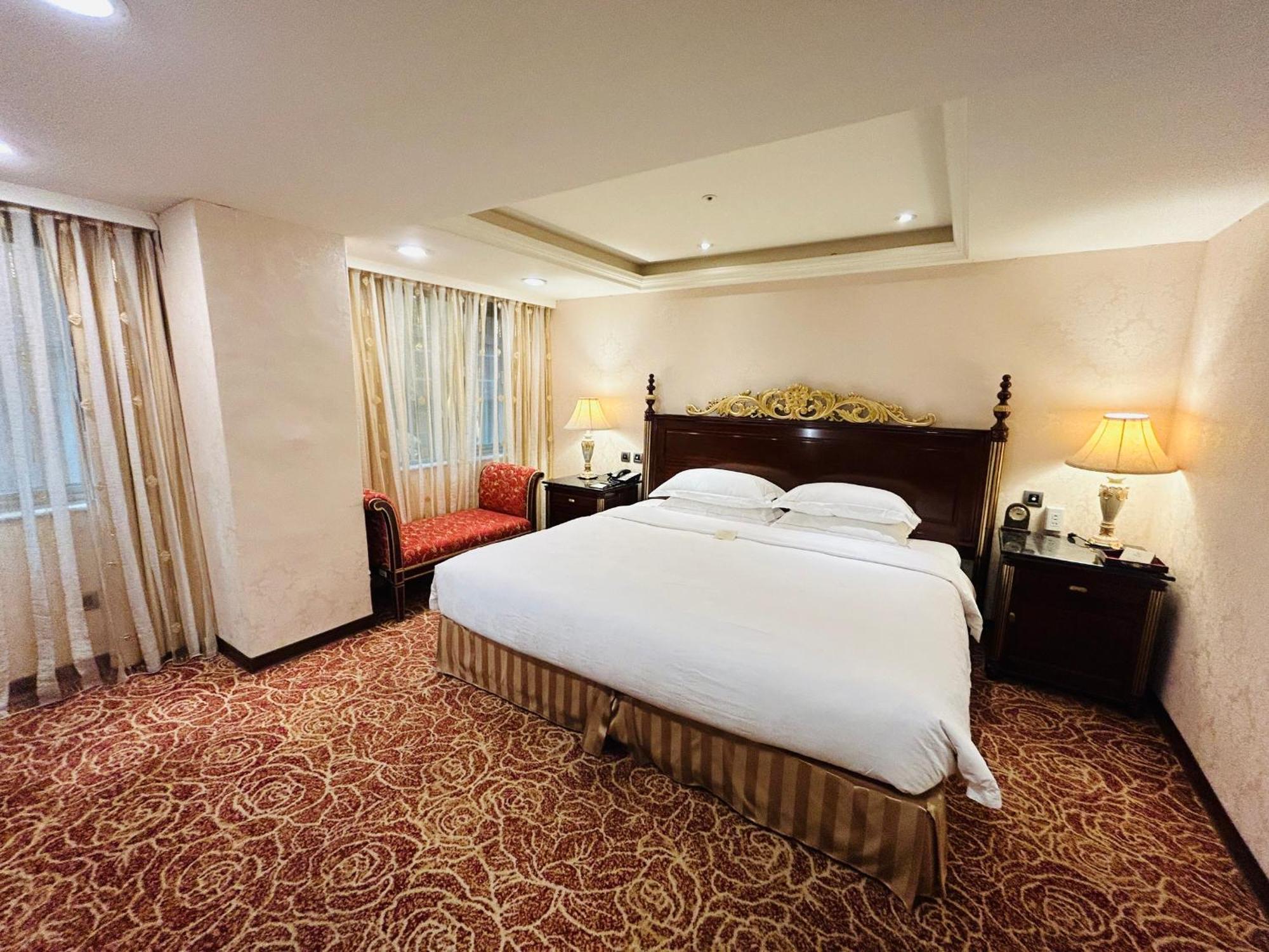 Royal Seasons ‧ Nanjing W. 4*