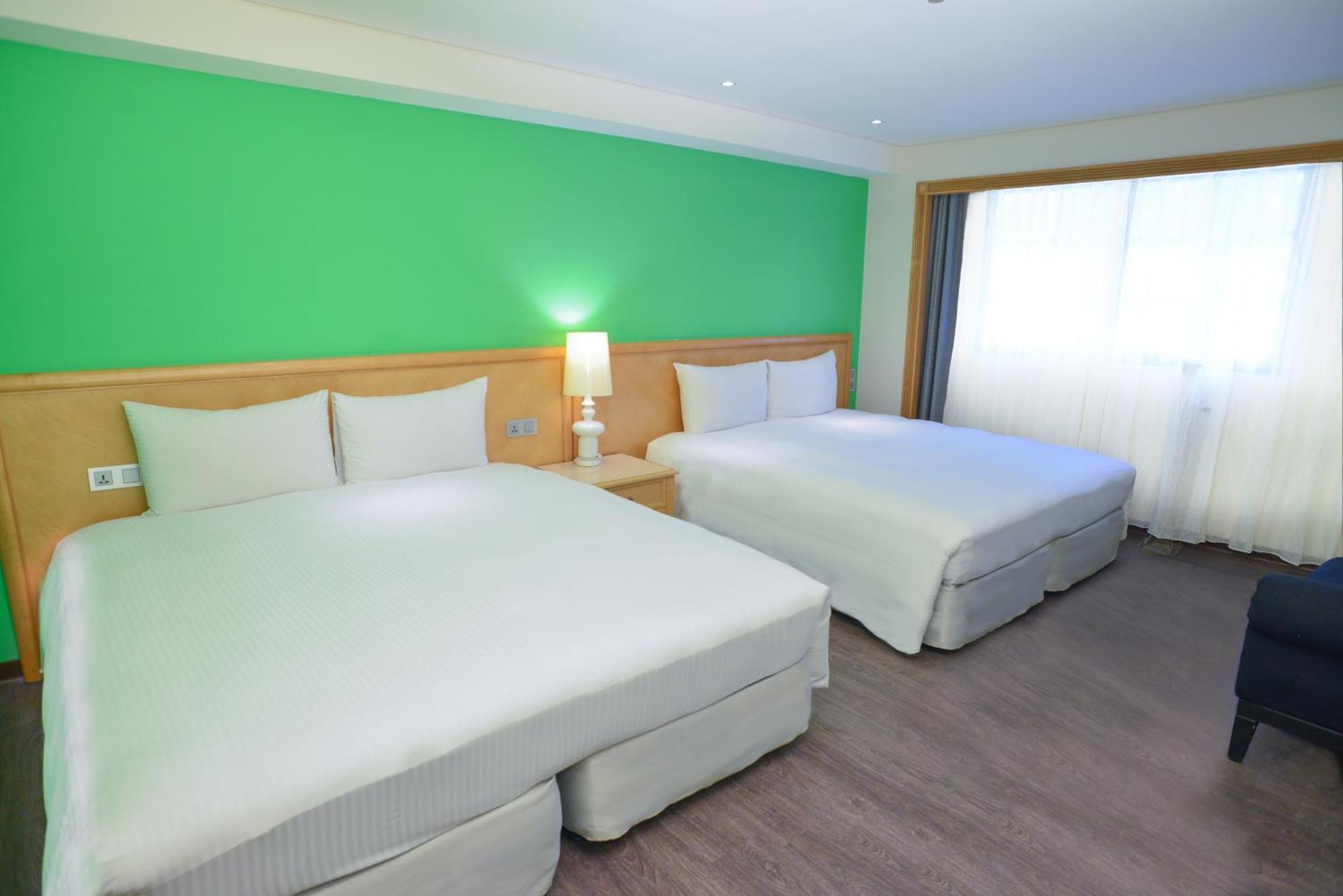 Hotel World Triple Beds Taipei