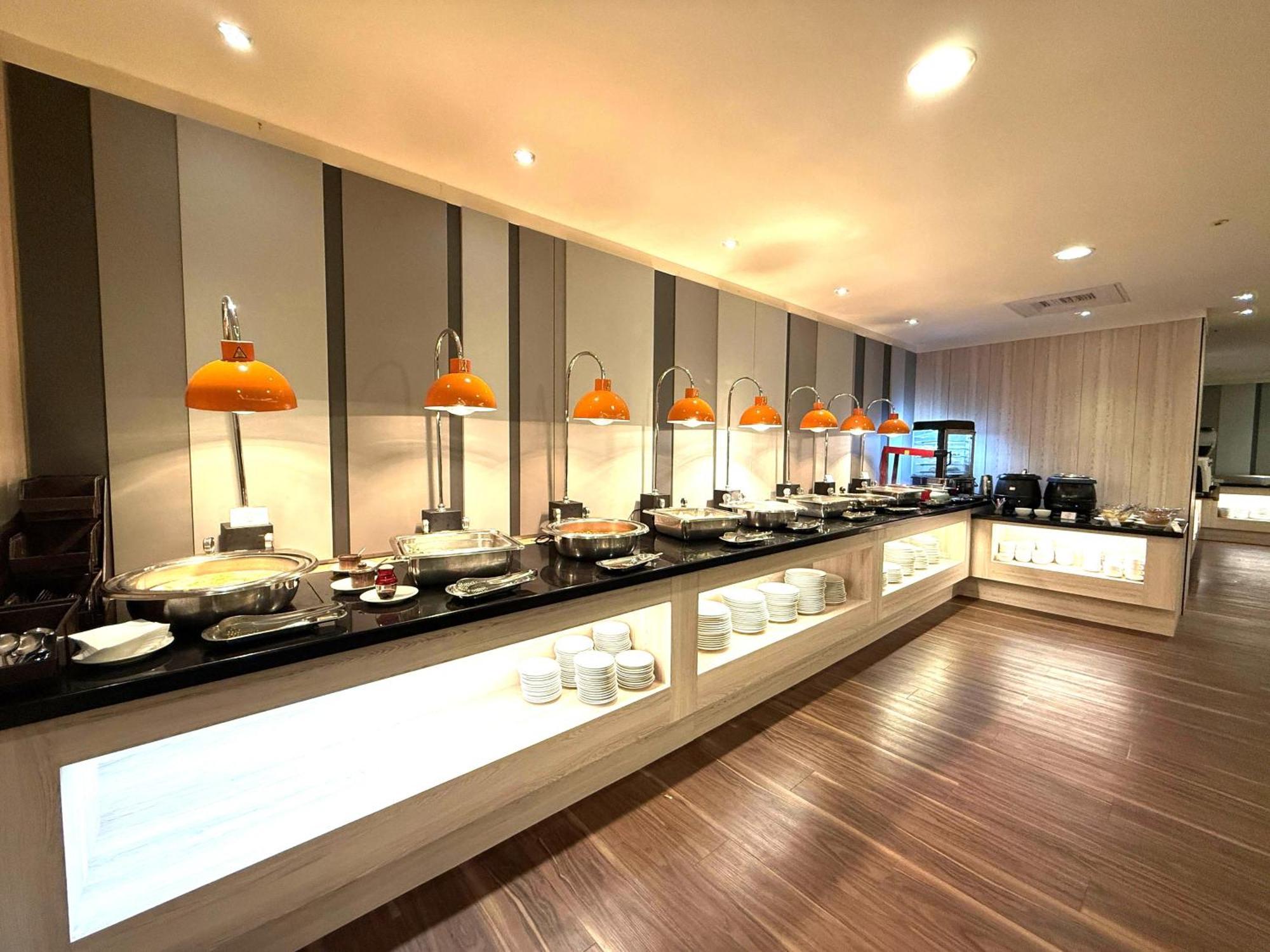 Holiday Inn Express Taipei Train Station By Ihg 4*