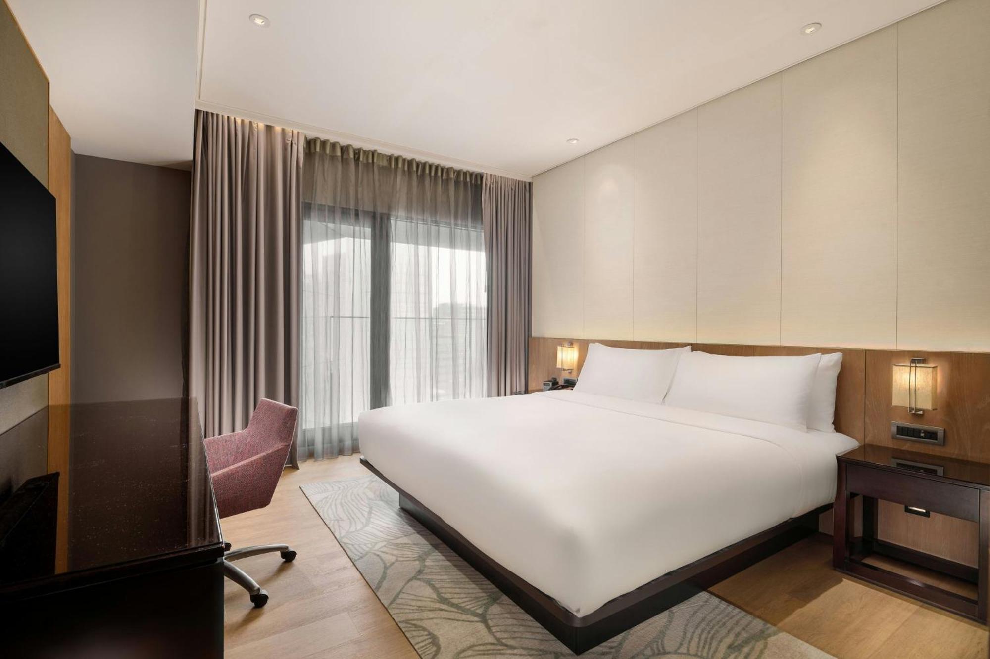 Aloft Zhongshan Hotel 4*