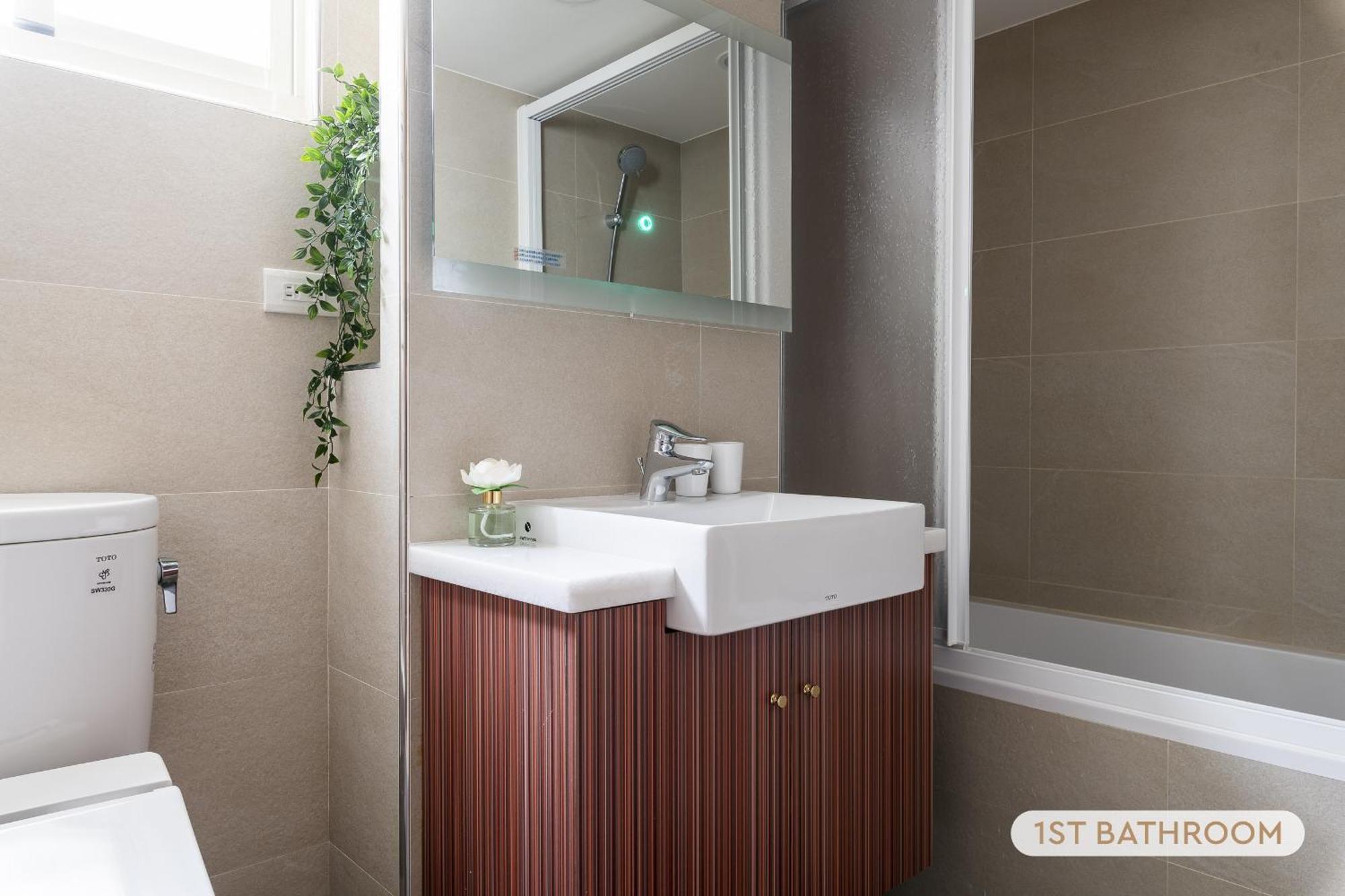 Beautiful Spacious 5b3b 4 Min Zhongxiao Dunhua Mrt 五房三衛 步行4分到忠孝敦化捷運