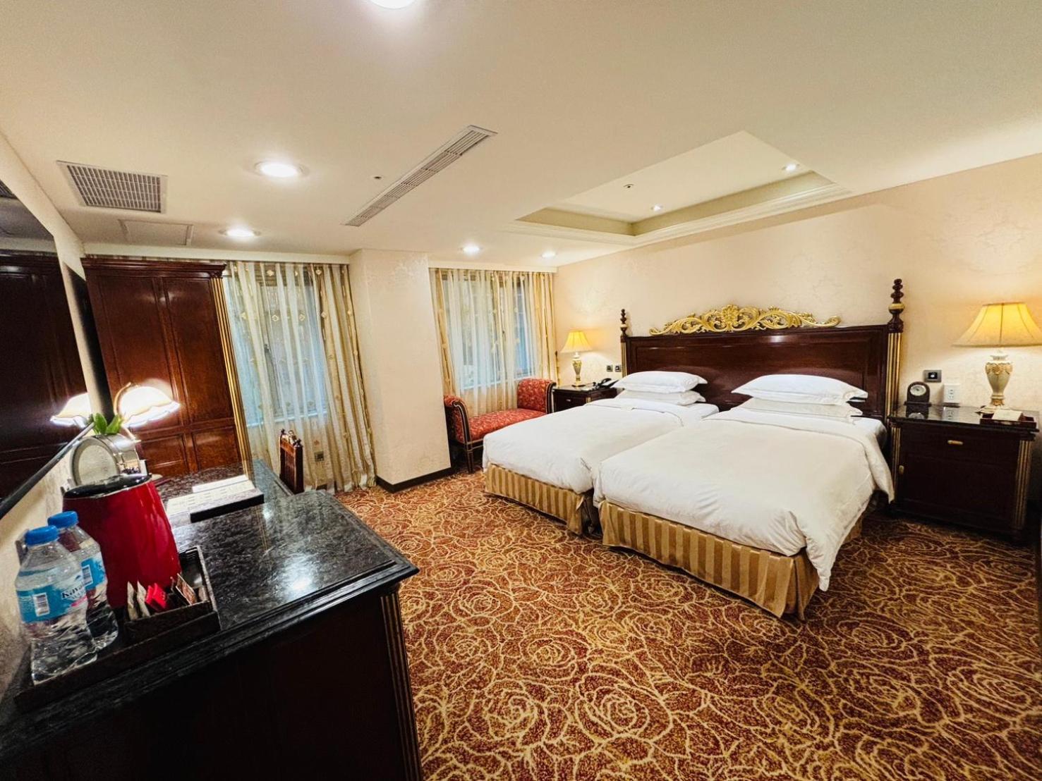 Royal Seasons ‧ Nanjing W. 4*