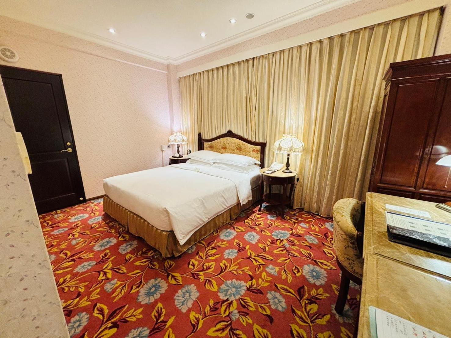 Royal Seasons ‧ Nanjing W. 4*