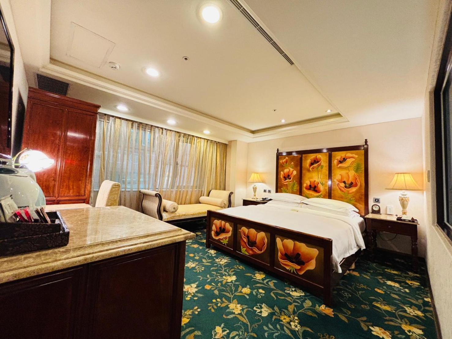 Royal Seasons ‧ Nanjing W. 4*