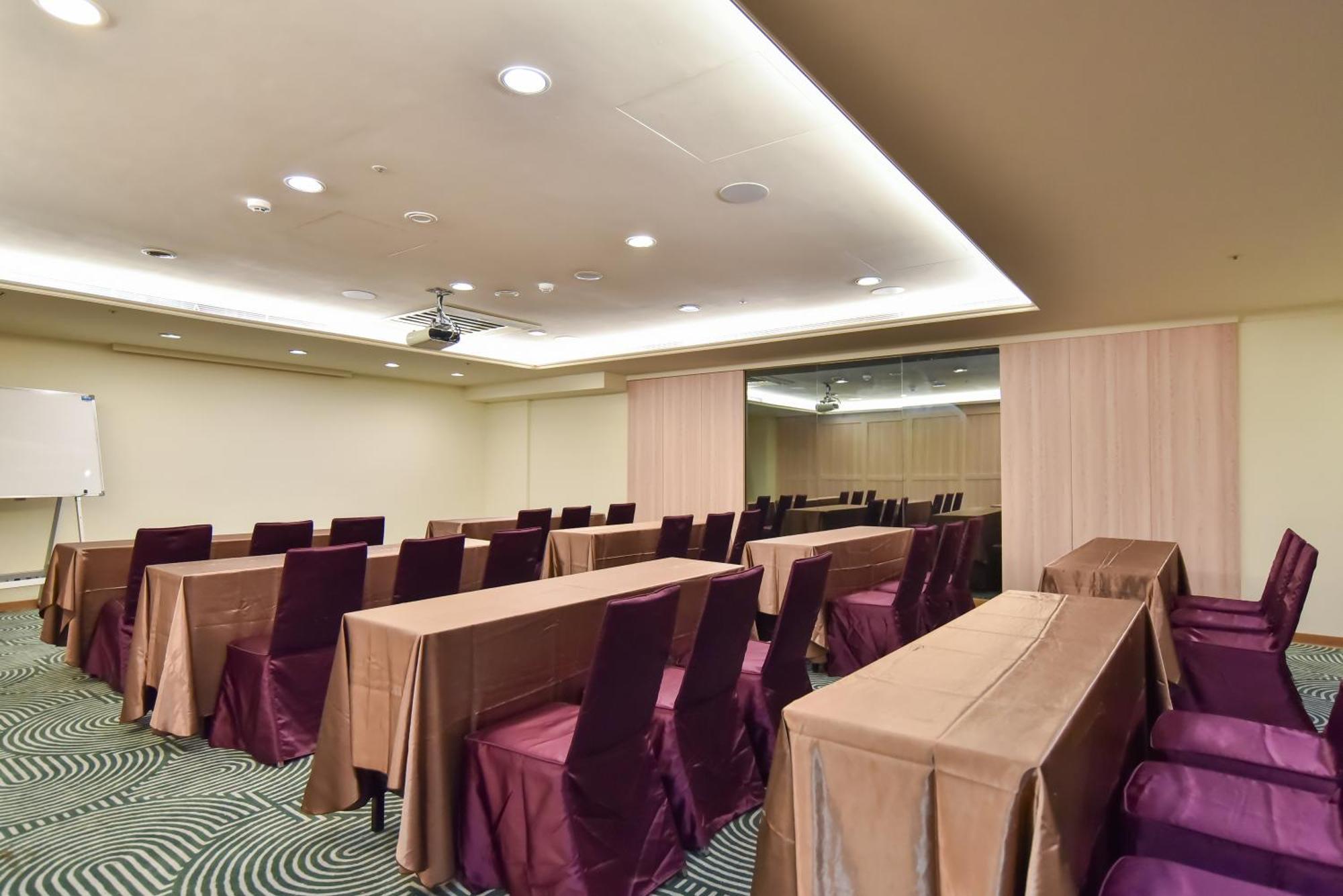 Holiday Inn Express Taipei Train Station By Ihg Hotel 4*