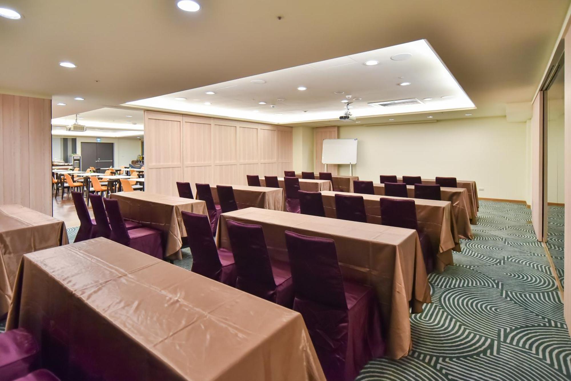 Holiday Inn Express Taipei Train Station By Ihg Hotel 4*