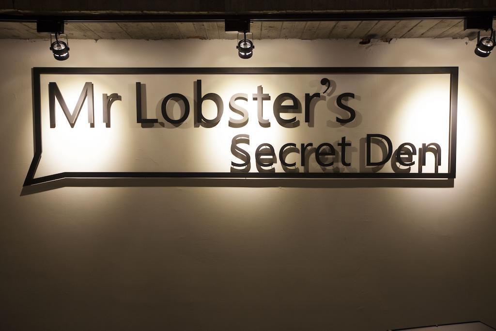 Hostel Mr. Lobster's Secret Den Design *