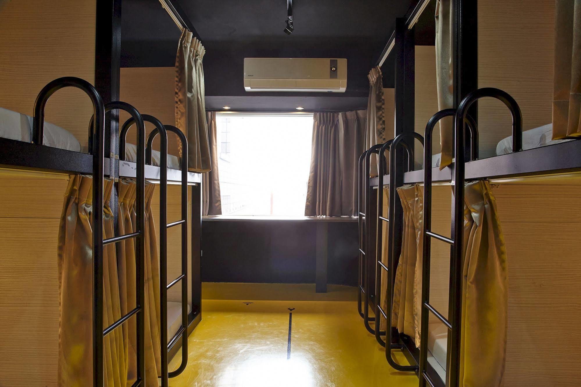 Here X There Main Station Hostel *