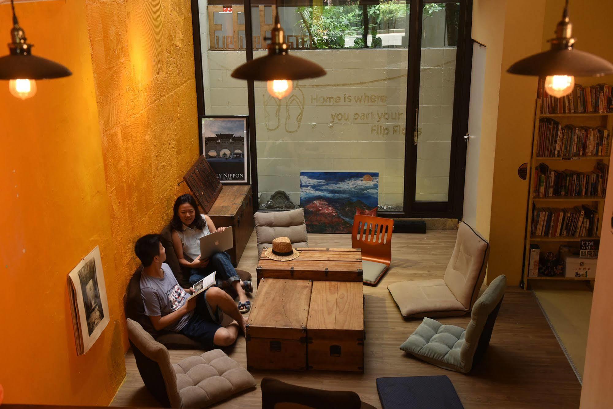 Hostel Flip Flop - Main Station