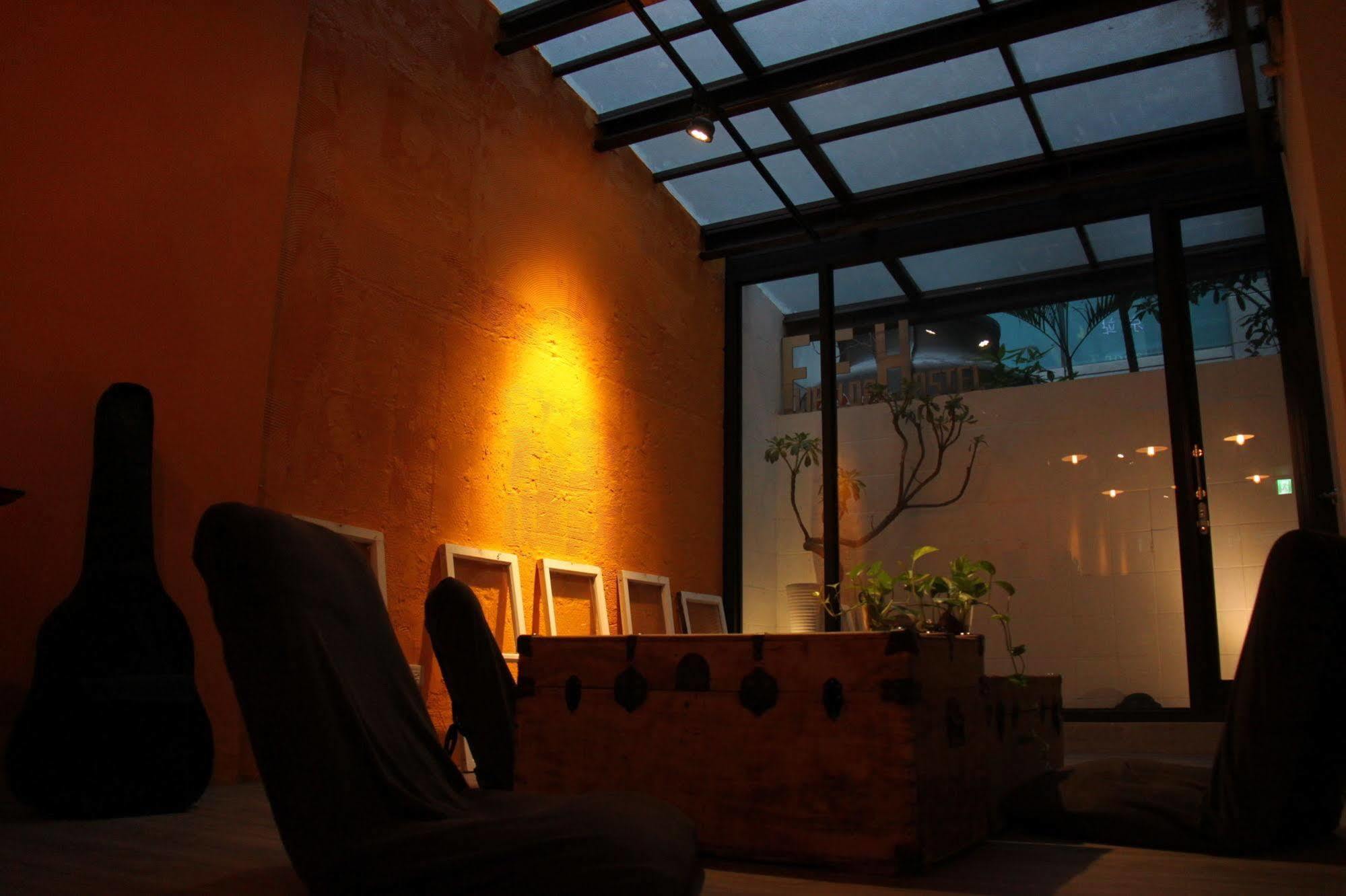 Flip Flop - Main Station Hostel