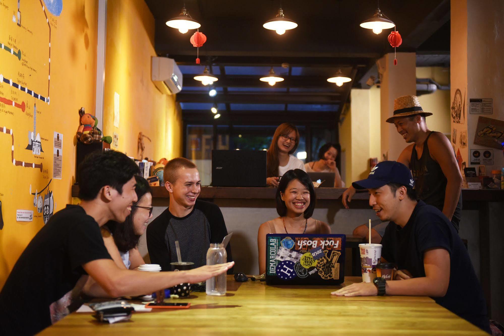 Flip Flop - Main Station Hostel Taipei