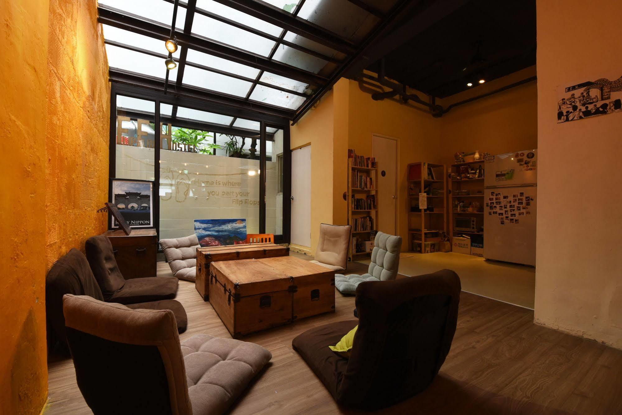 Hostel Flip Flop - Main Station