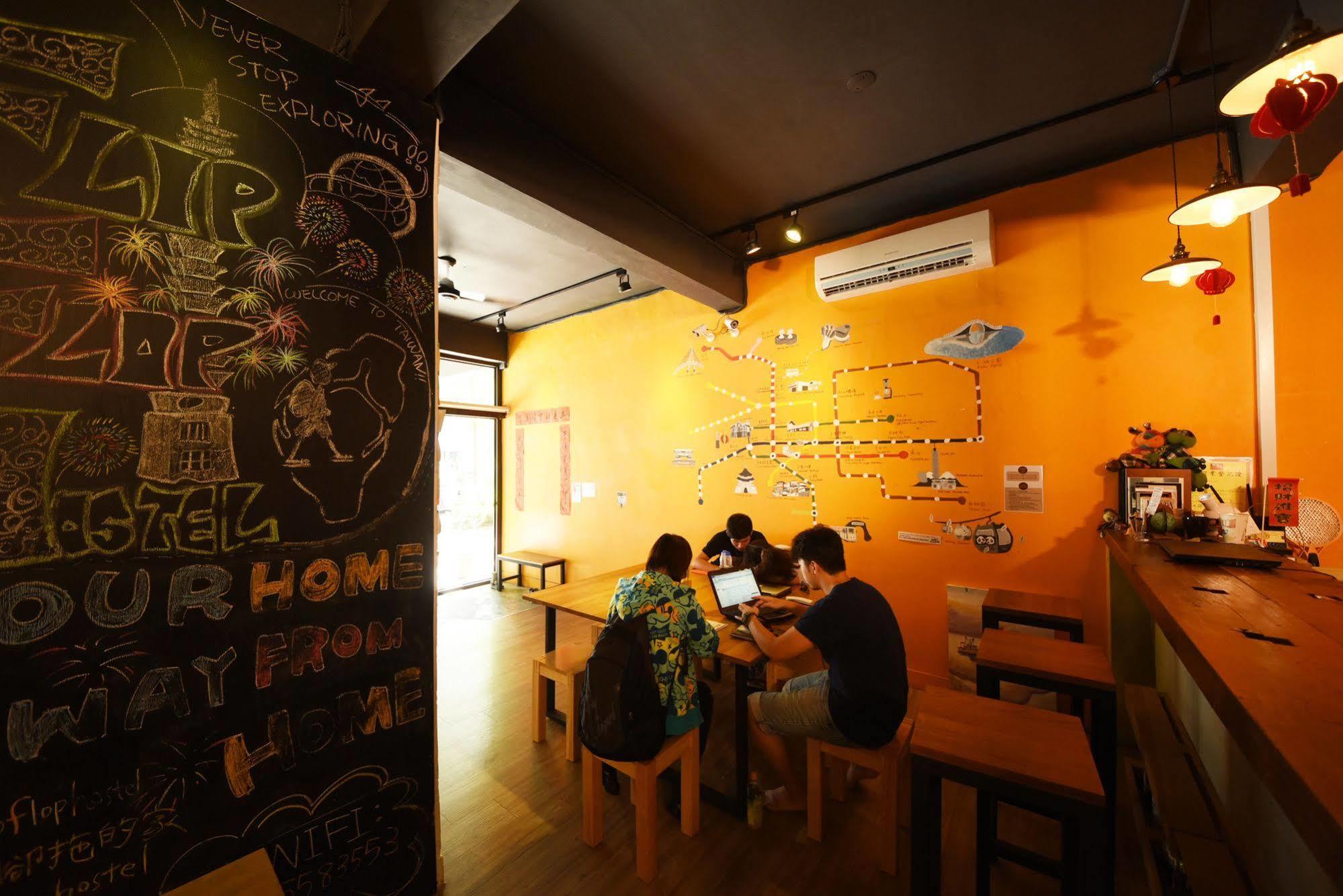 Hostel Flip Flop - Main Station