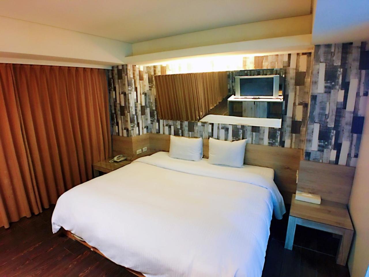 Love Hotel *